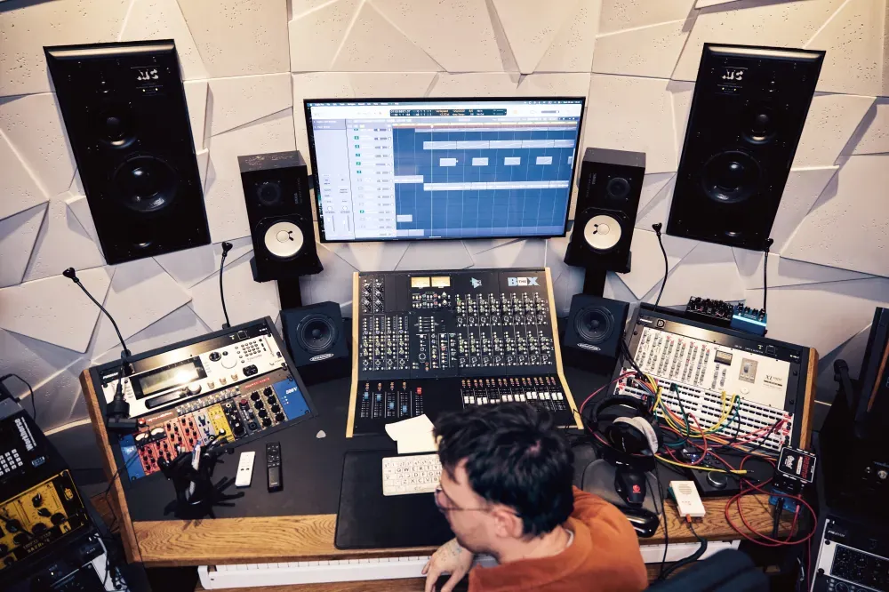 Studio od góry: konsoleta, odsłuchy i racki