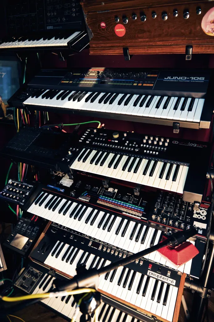 Syntezatory: Roland JUNO-106, Prophet-6 i inne